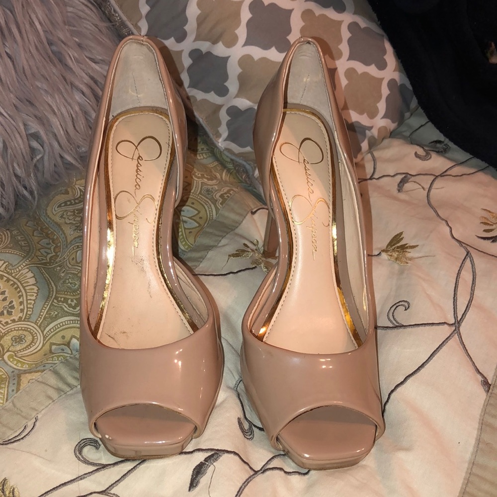 Jesica Simpson pumps